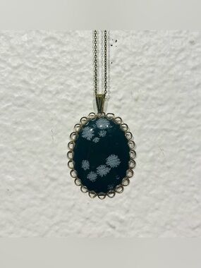 Vintage Gold Scalloped Snowflake Obsidian Pendant Necklace